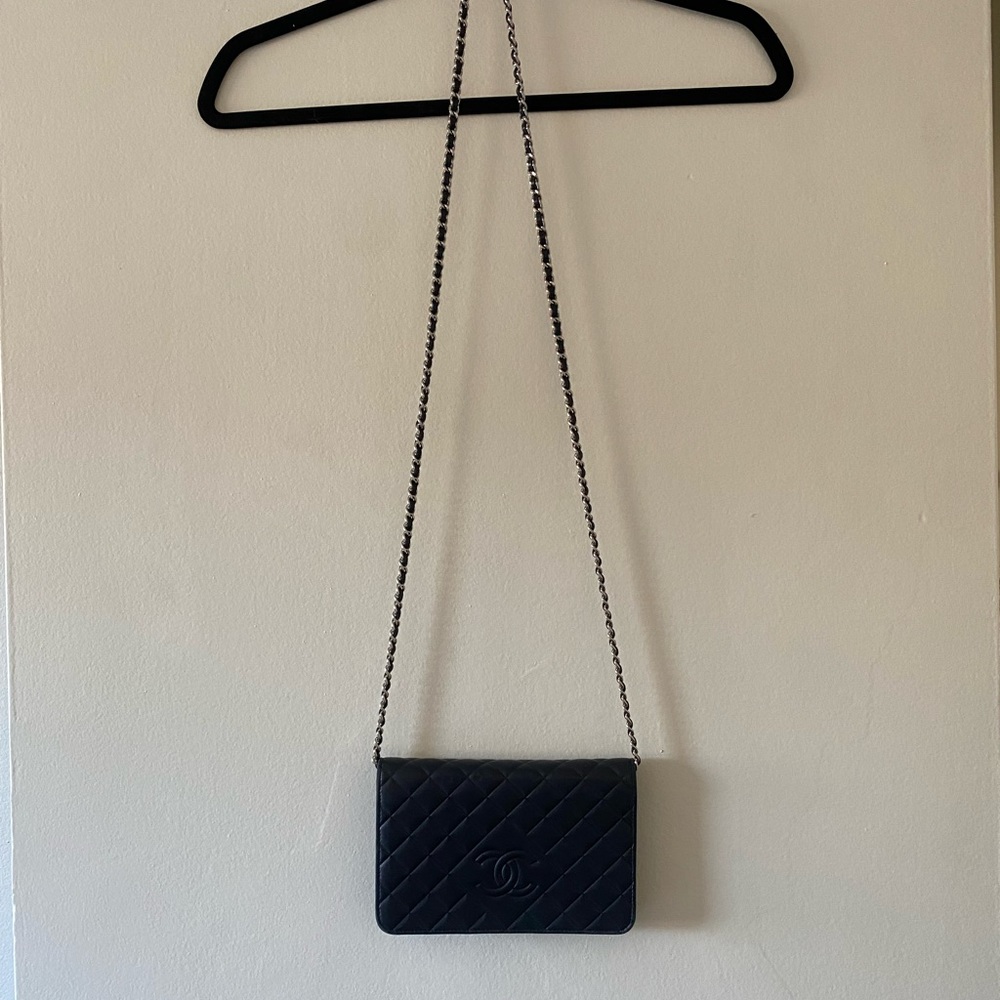 CHANEL Diamond CC Wallet on Chain - Picture 3 of 9